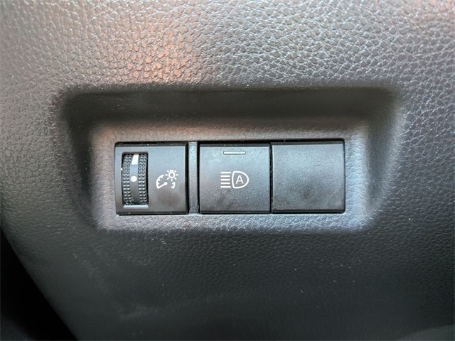 2021 Toyota RAV4 LE photo 10