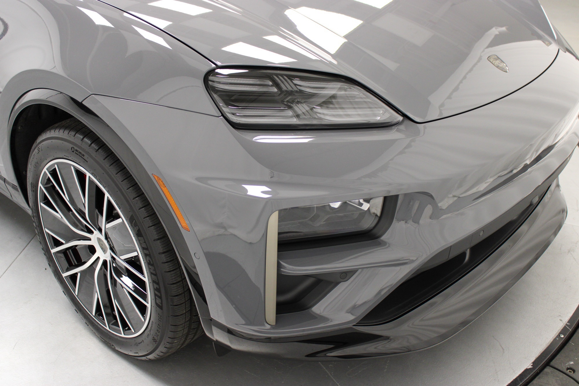2025 Porsche Macan Electric Turbo photo 15