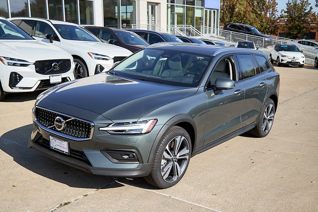 2026 VOLVO V60CC - Image 5