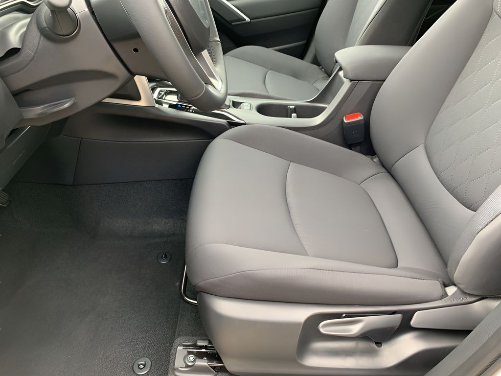 2025 Toyota Corolla Cross LE photo 8