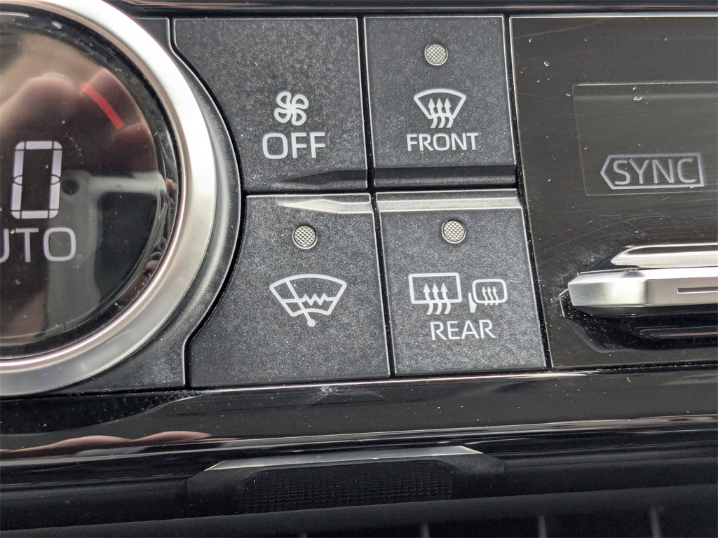 2023 Toyota Highlander LE photo 32