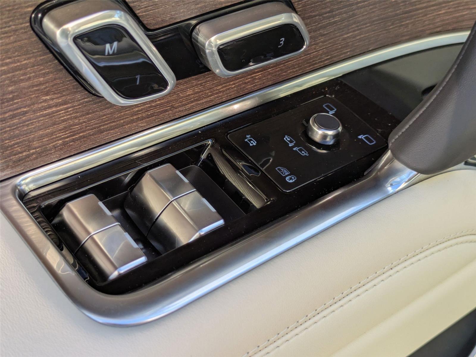 2025 Land Rover Range Rover SE photo 12