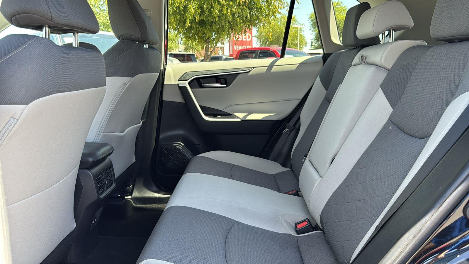 2022 Toyota RAV4 Hybrid XLE photo 23