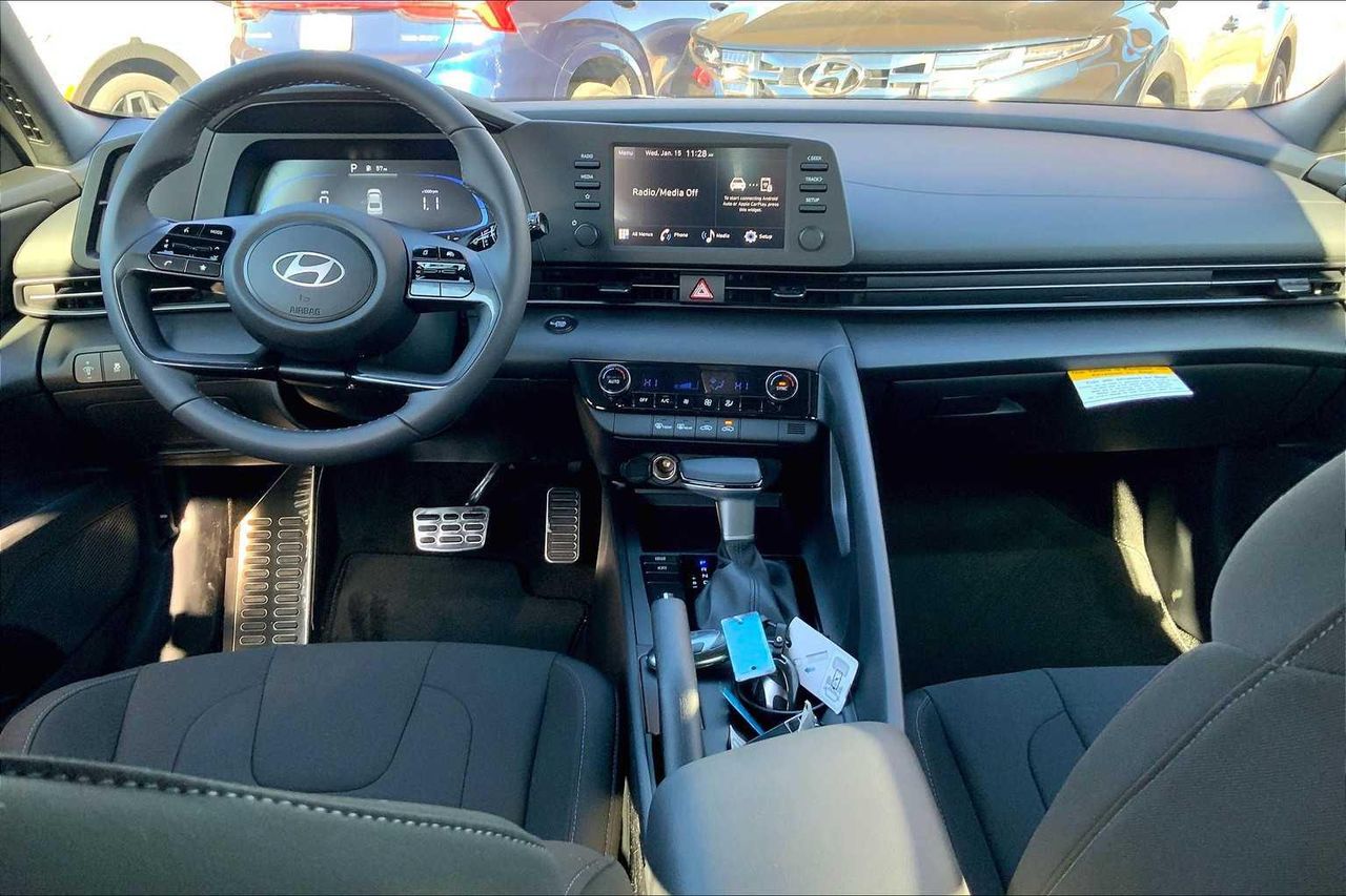 2025 Hyundai Elantra SEL Sport photo 5