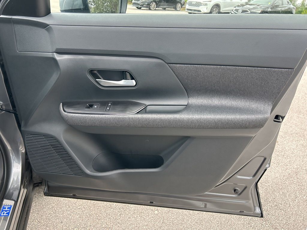 2025 Nissan Kicks SV photo 32
