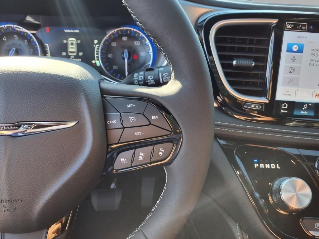 2026 Chrysler Pacifica Limited photo 10