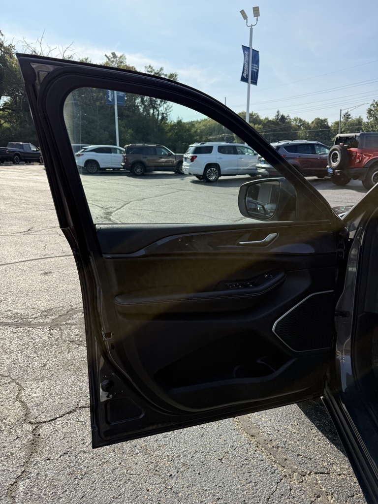 2021 Jeep Grand Cherokee Laredo photo 15