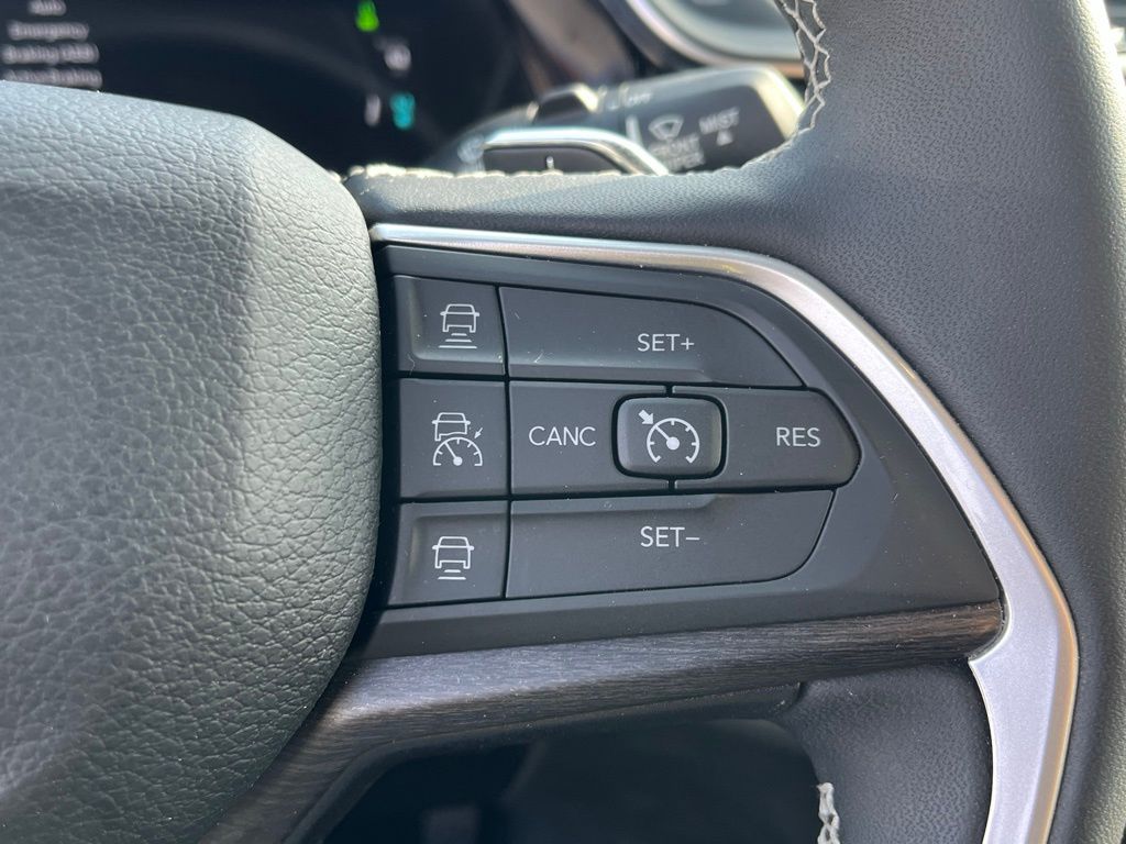 2023 Jeep Cherokee Base photo 3