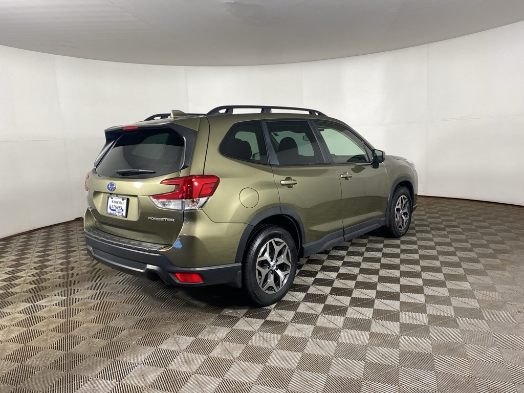 2023 Subaru Forester Premium photo 3