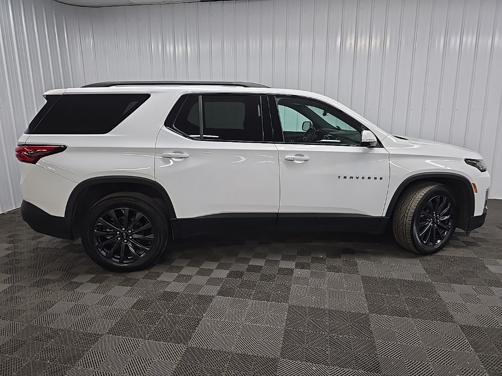 2022 Chevrolet Traverse RS photo 2