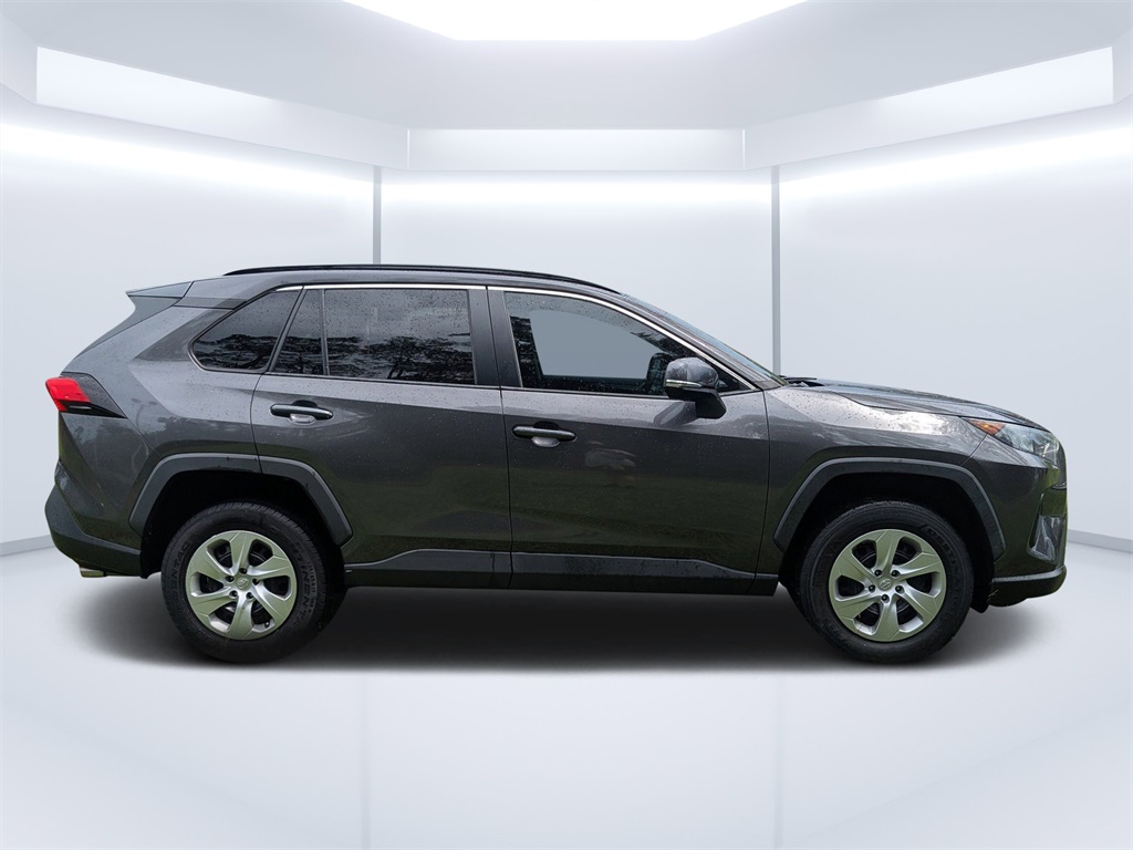 2021 Toyota RAV4 LE photo 2