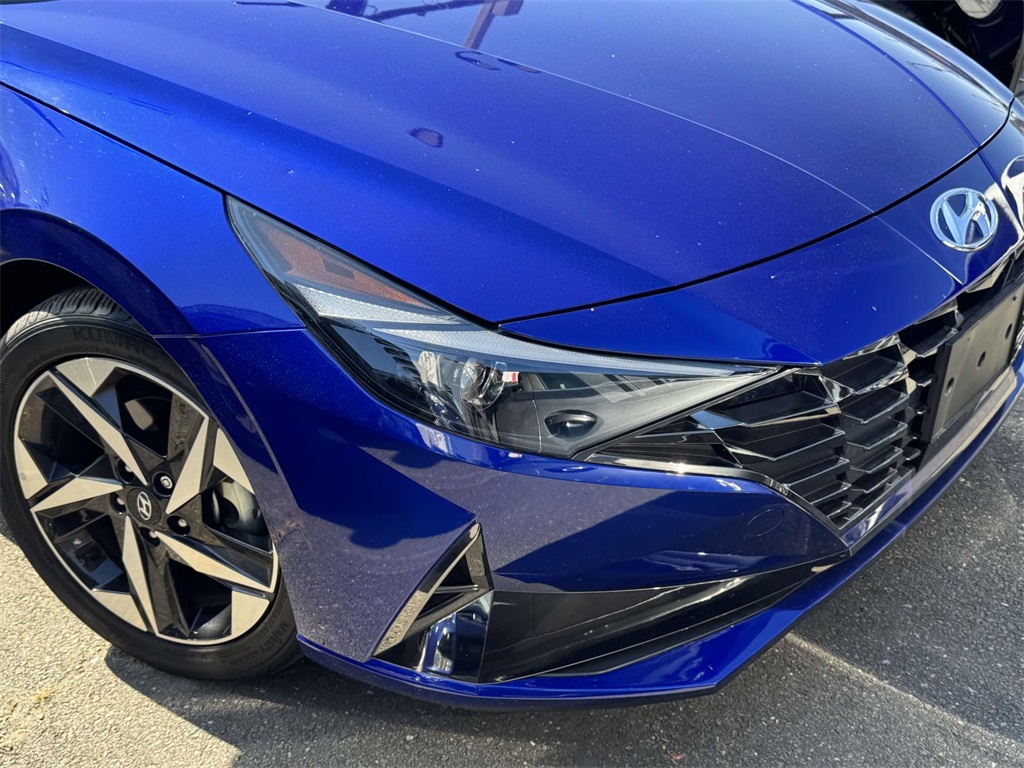 2022 Hyundai Elantra SEL photo 2