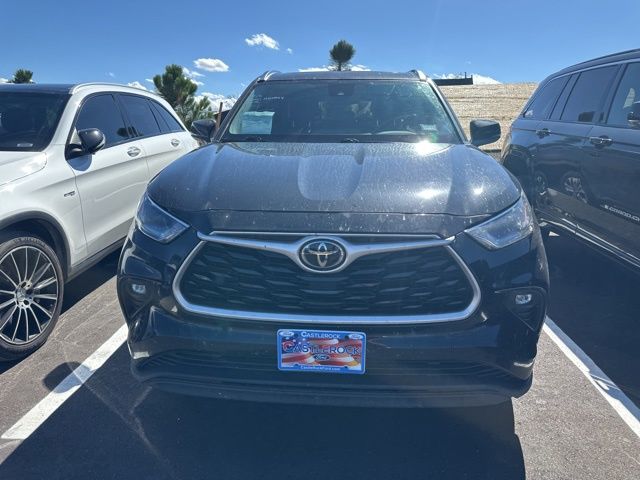 2021 Toyota Highlander XLE photo 2