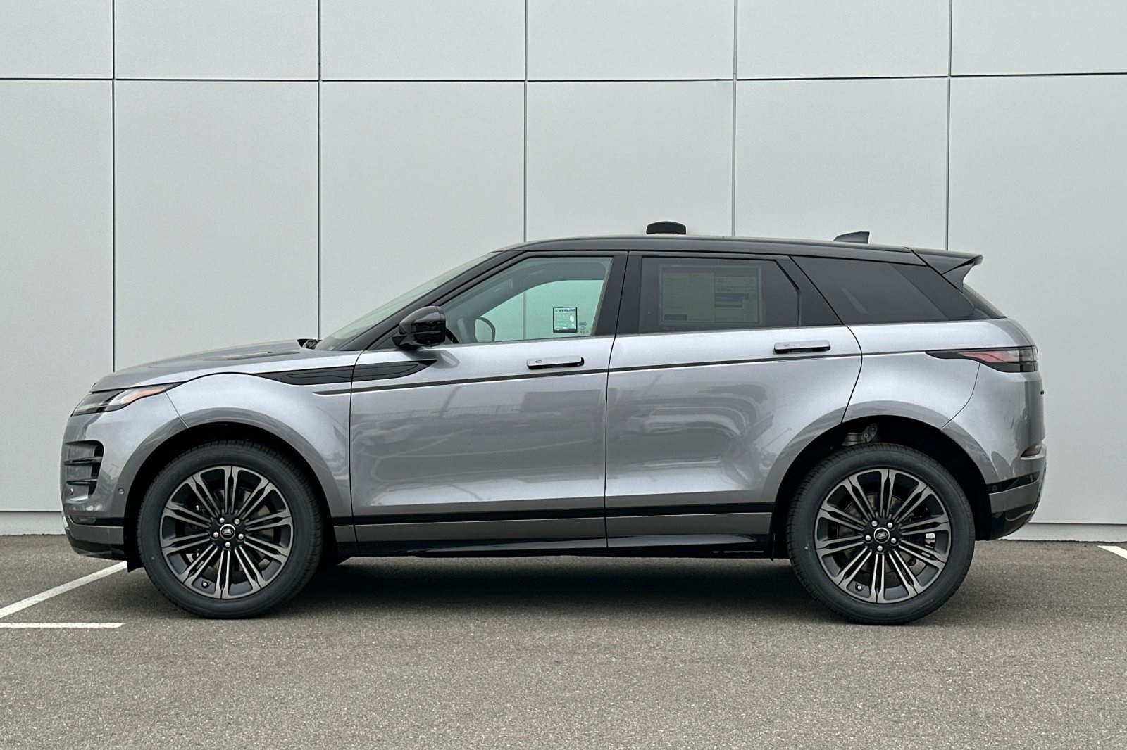 2026 Land Rover Range Rover Evoque Dynamic SE photo 3