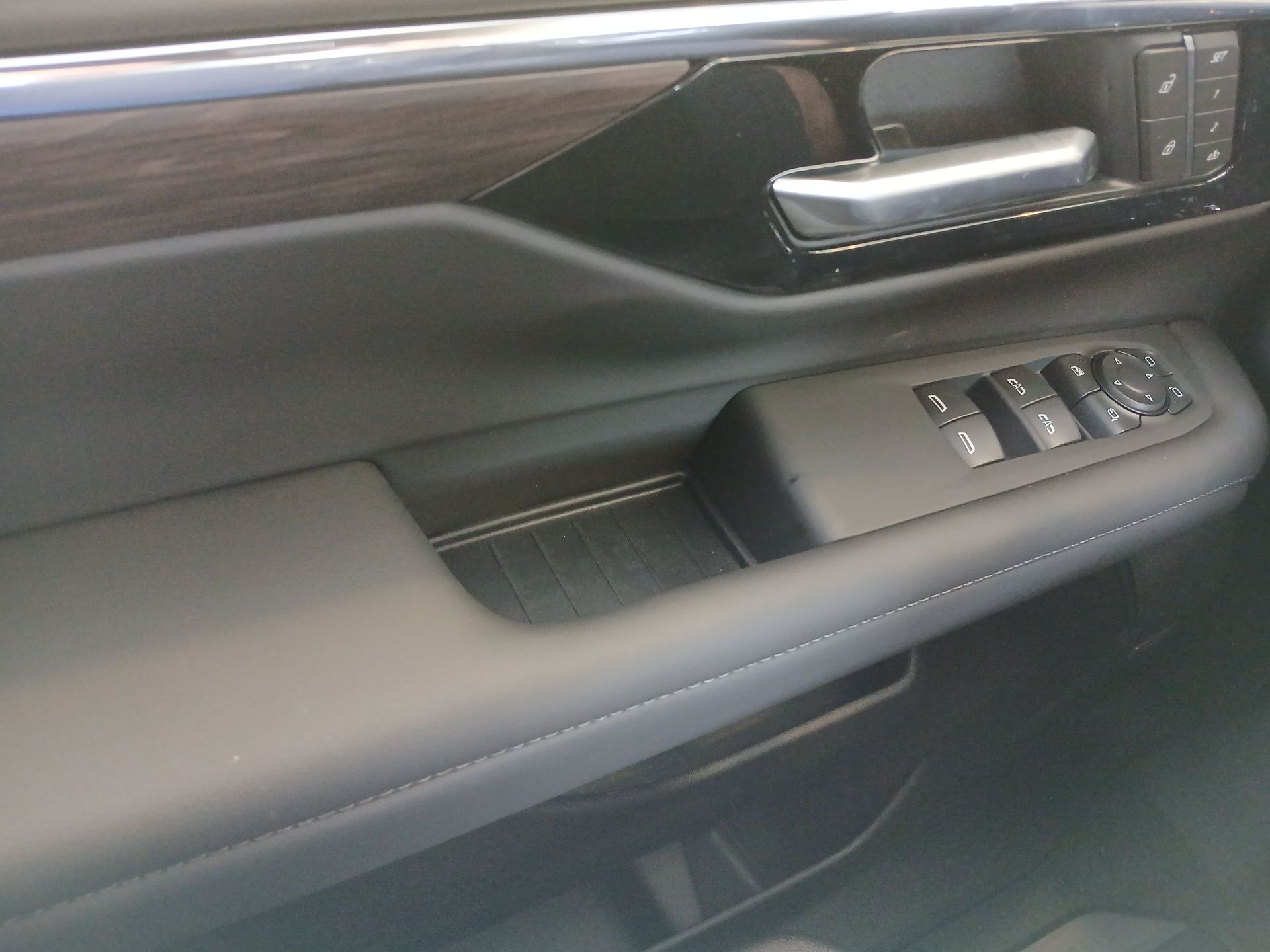 2025 Chevrolet Tahoe LT photo 20