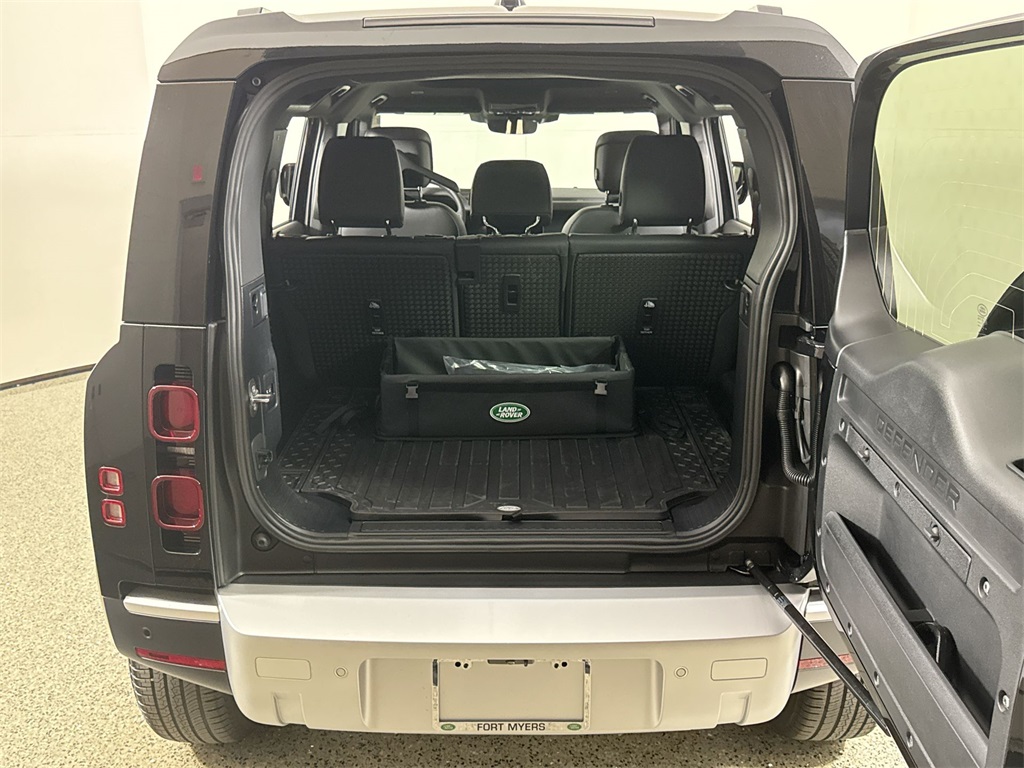 2025 Land Rover Defender 110 S photo 17
