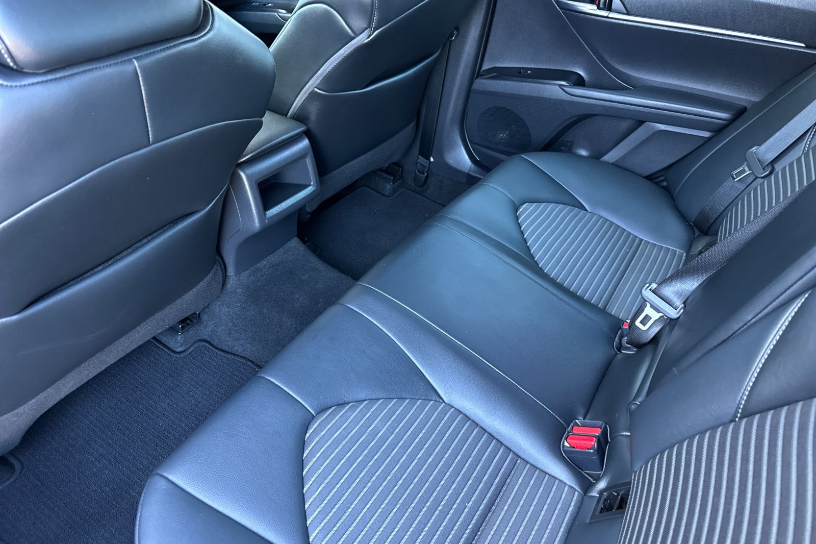 2020 Toyota Camry SE photo 12