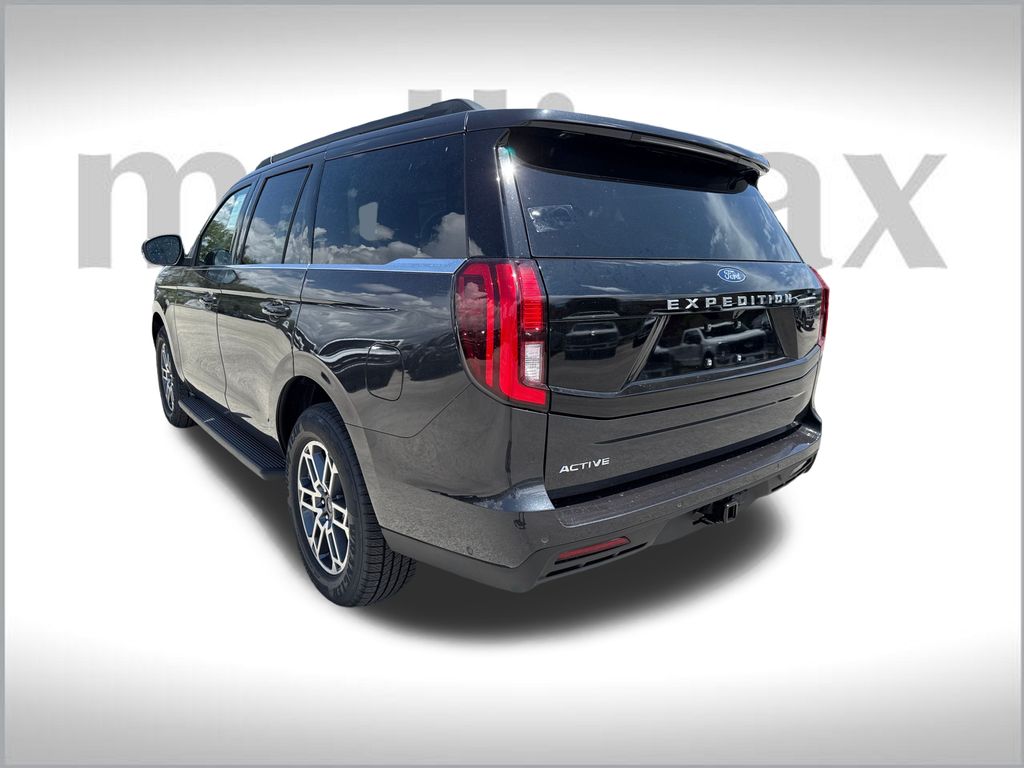 2025 Ford Expedition photo 3