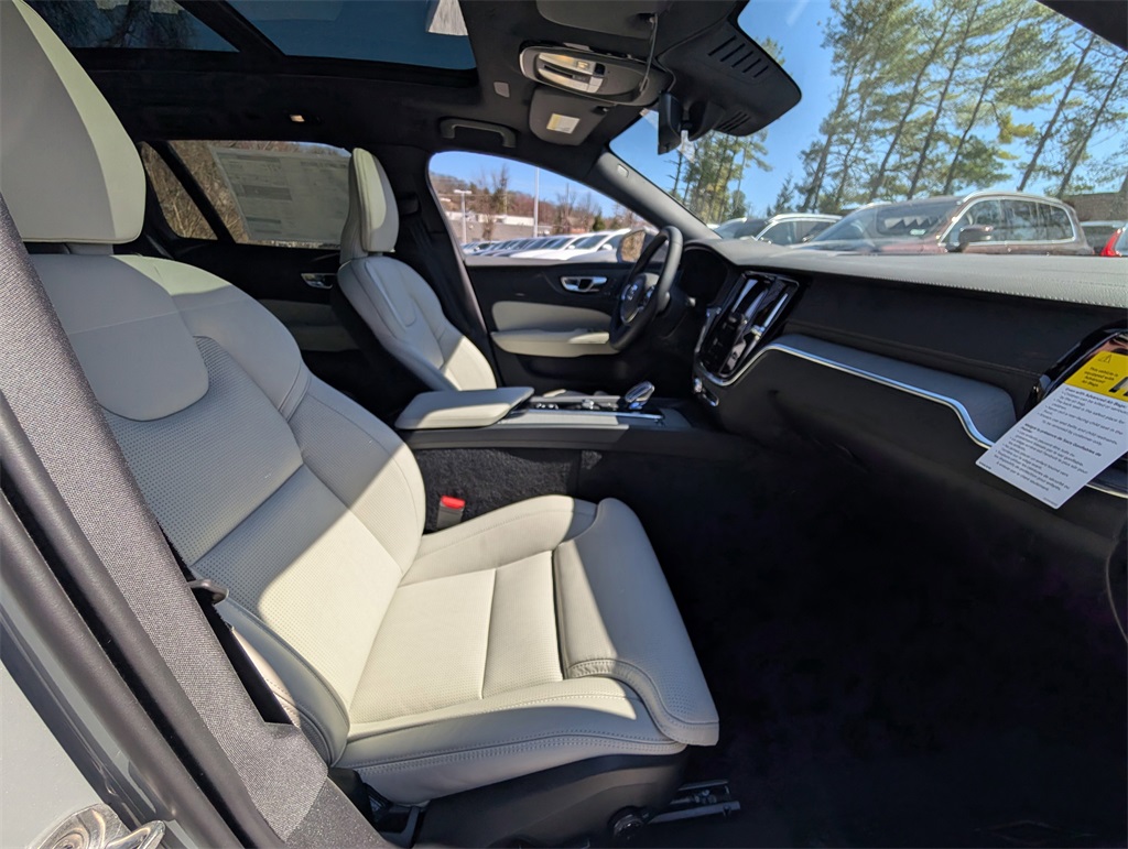 2025 Volvo V60 Cross Country B5 photo 3