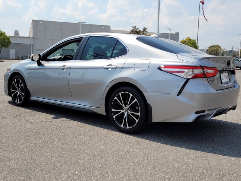 2020 Toyota Camry SE photo 3