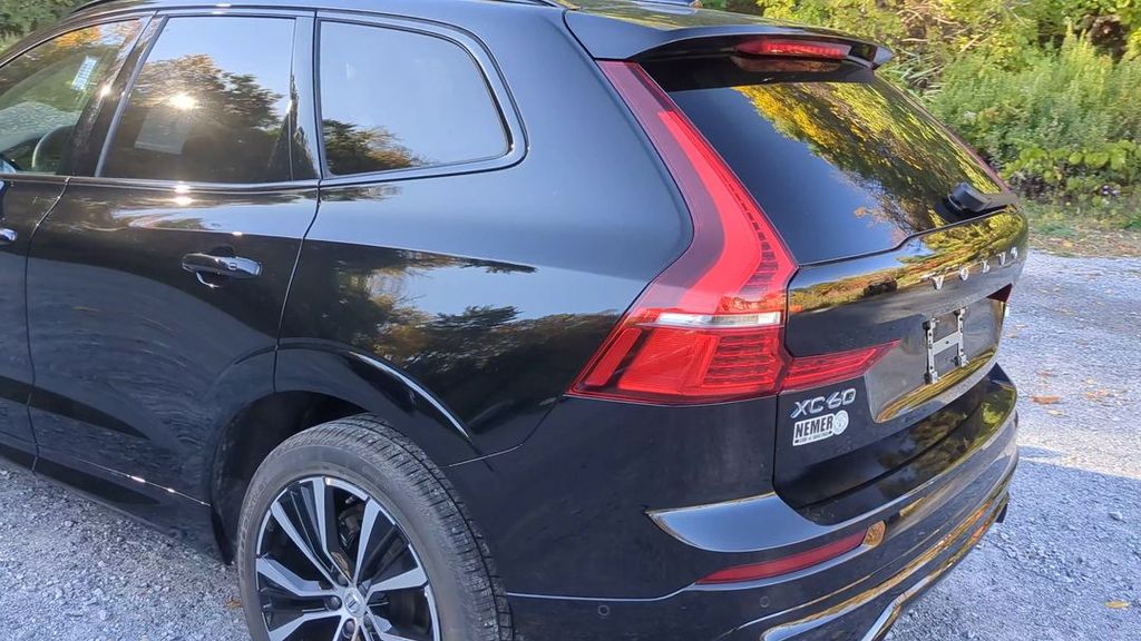 2025 Volvo XC60 B5 Plus photo 2