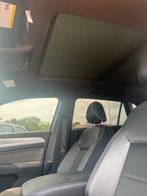 2022 Volkswagen Atlas Cross Sport V6 SE Technology photo 3