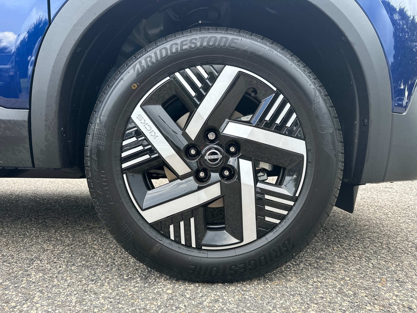 2025 Nissan Kicks SV photo 12