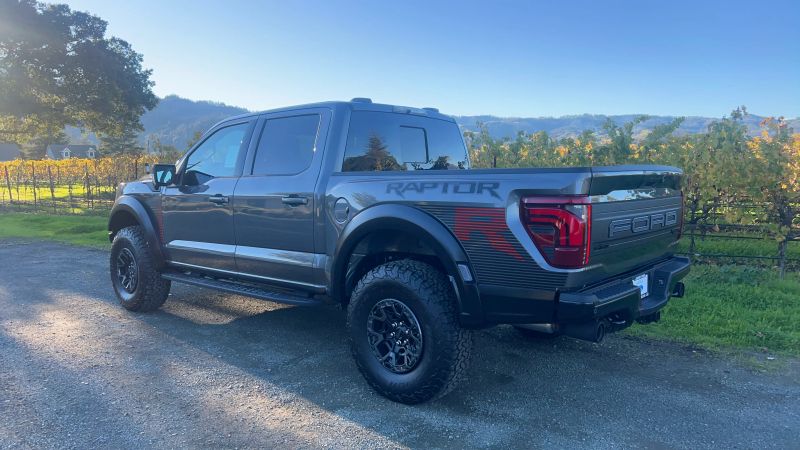 2025 Ford F-150 Raptor photo 3