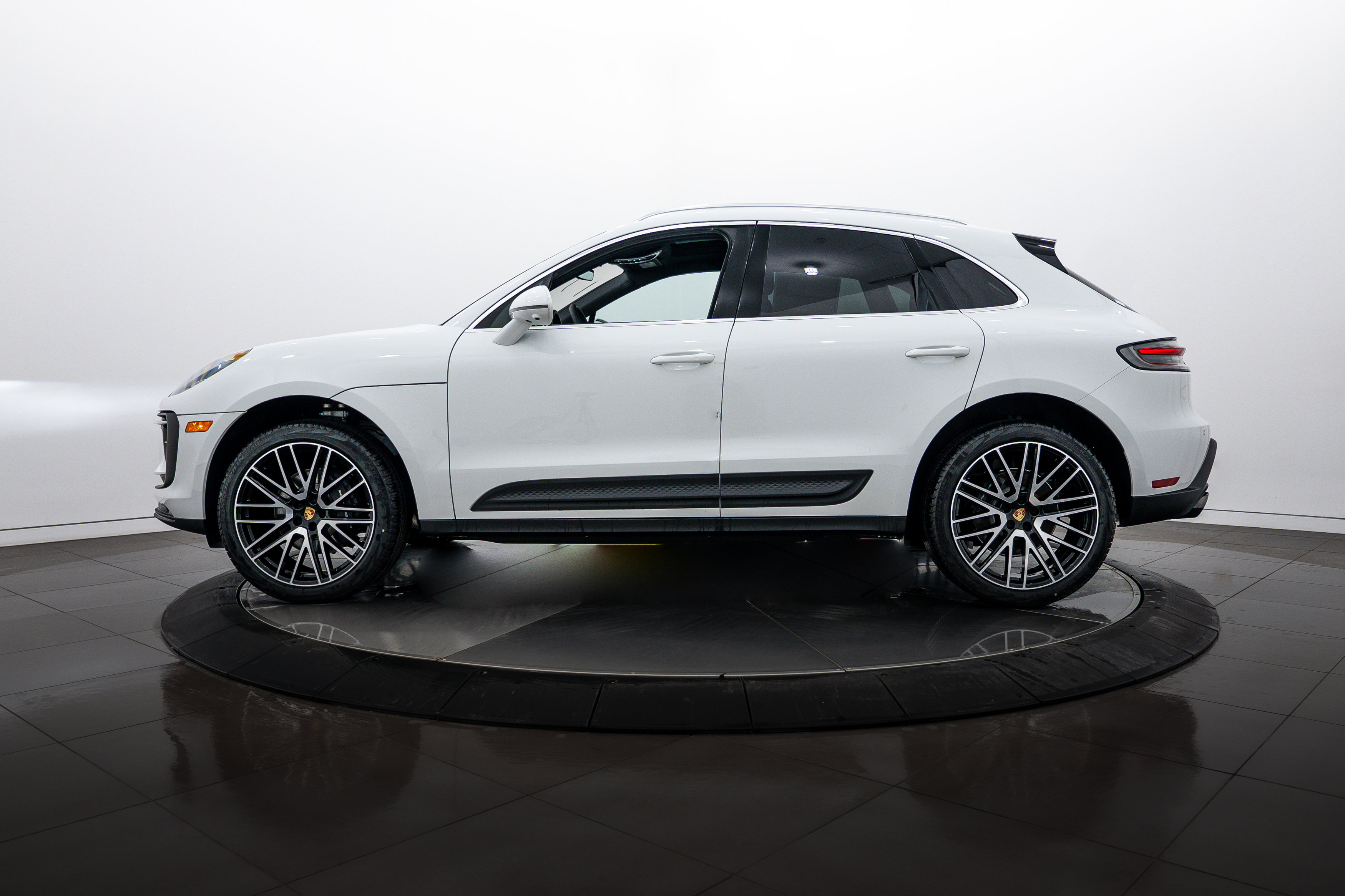 2025 Porsche Macan Base photo 2