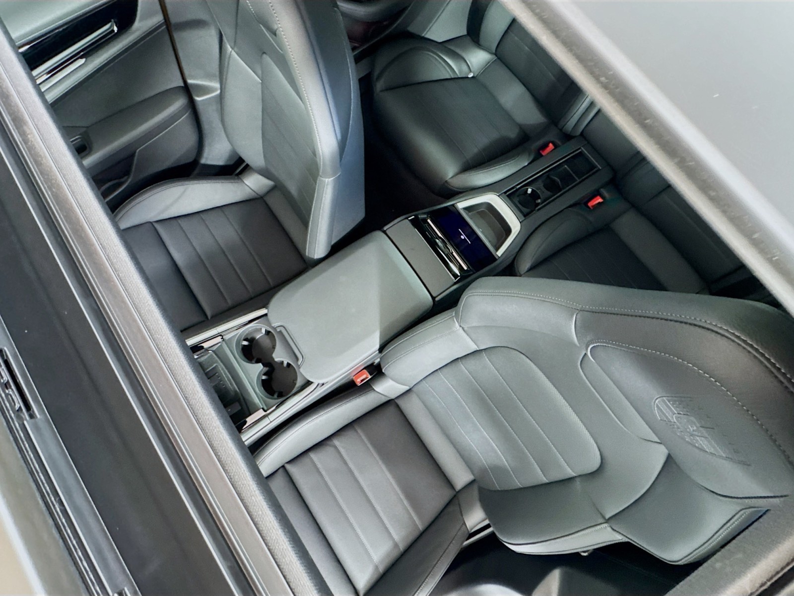 2025 Porsche Panamera 4 photo 20