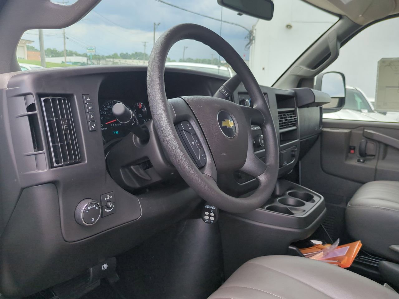 2025 Chevrolet Express Cutaway 3500 photo 2