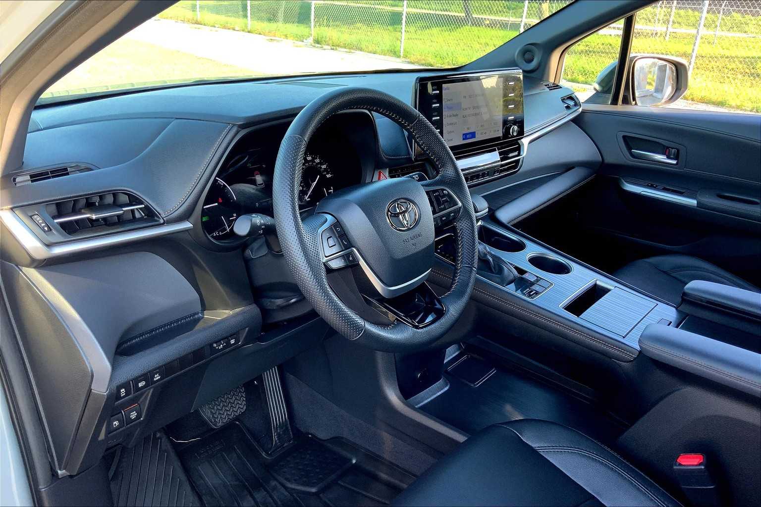 2023 Toyota Sienna Woodland Edition photo 16