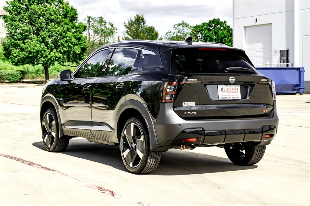 2026 Nissan Kicks SR photo 2