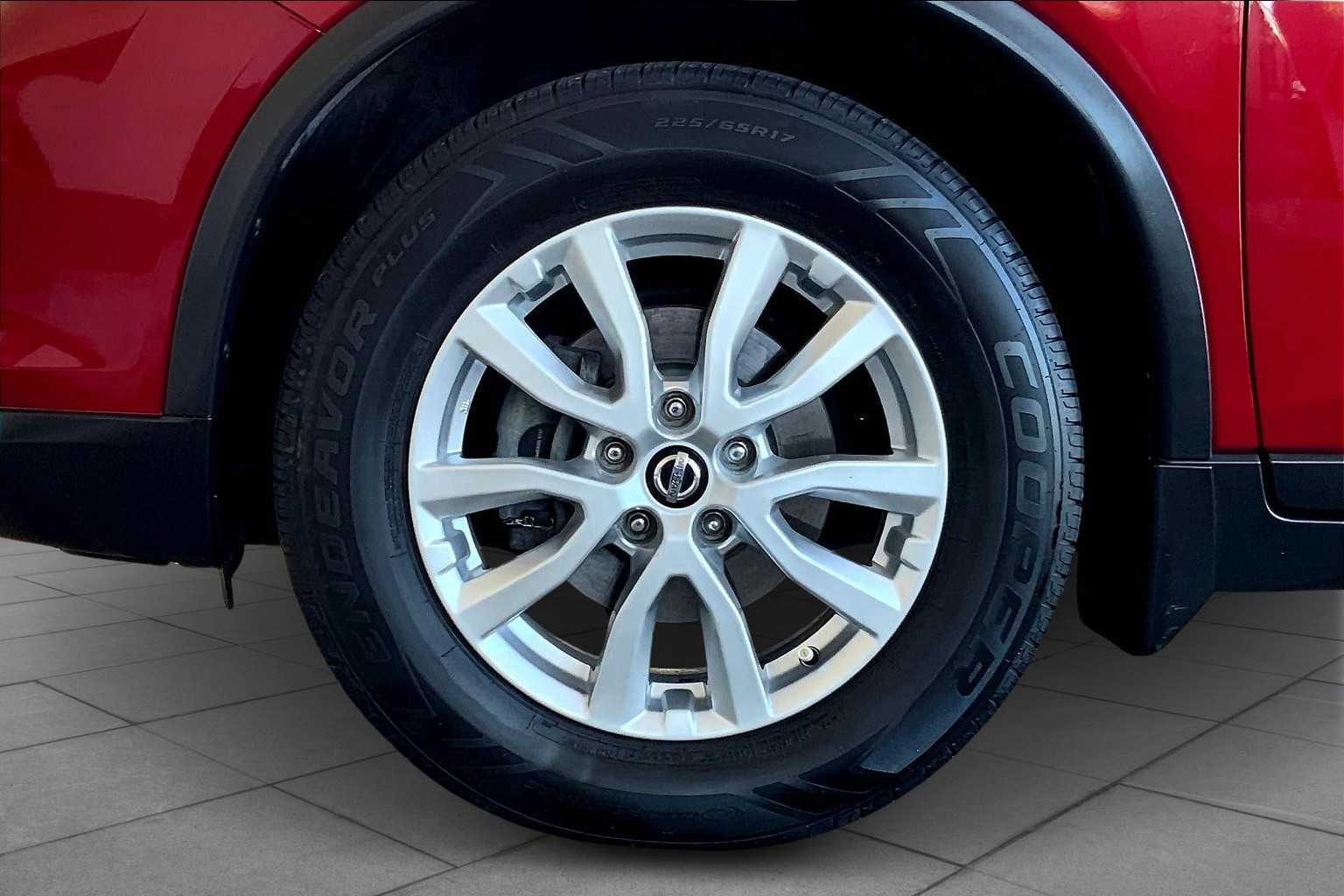 2017 Nissan Rogue SV photo 10
