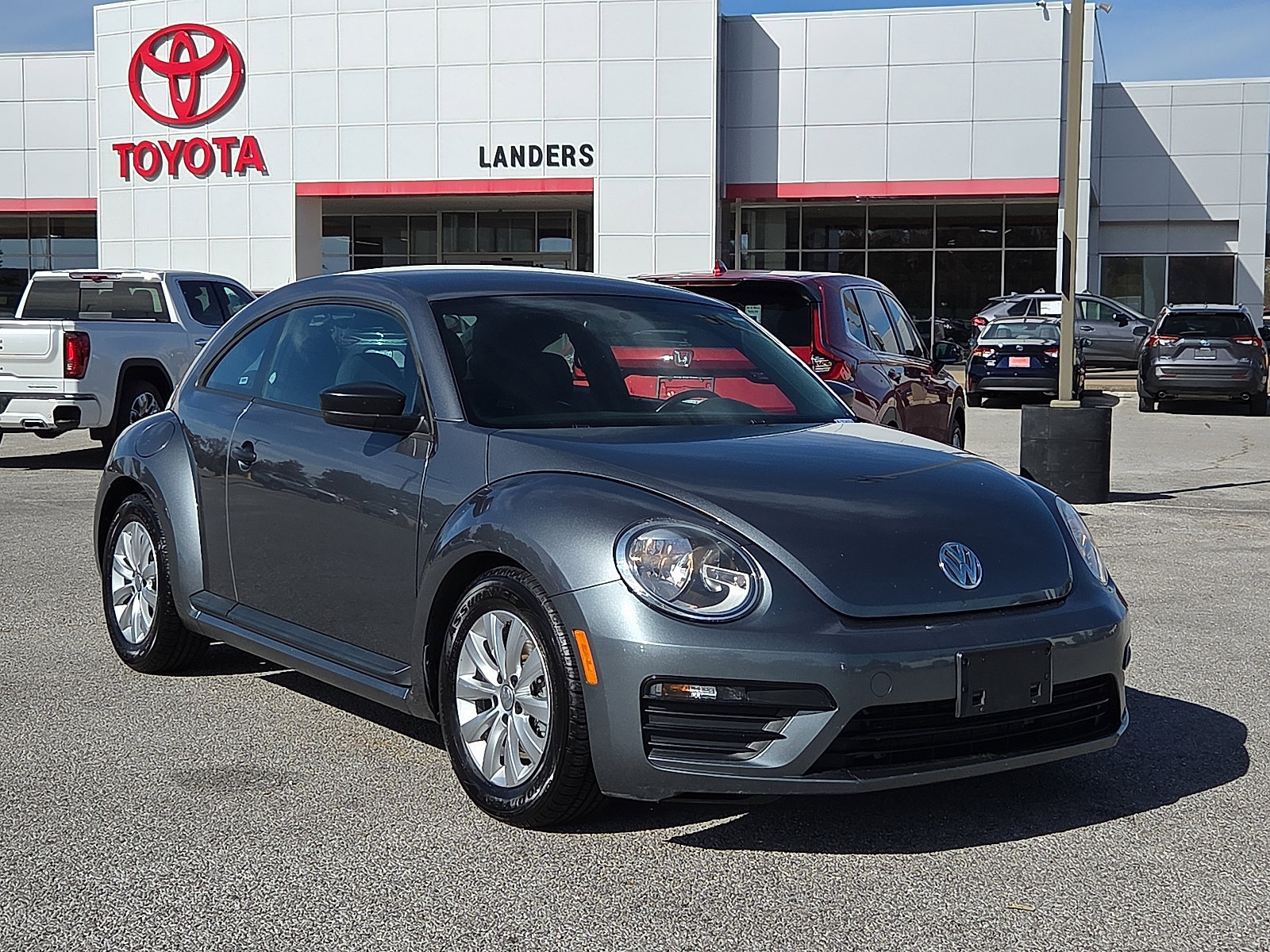 2018 Volkswagen Beetle S's photo