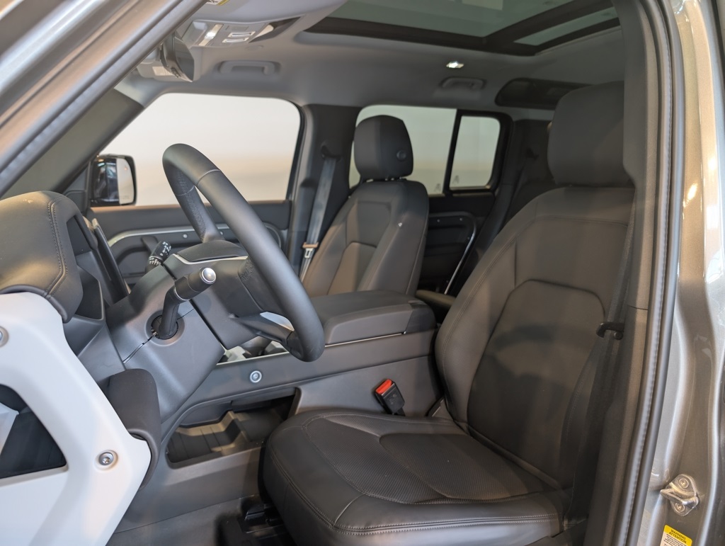 2025 Land Rover Defender 110 S photo 13