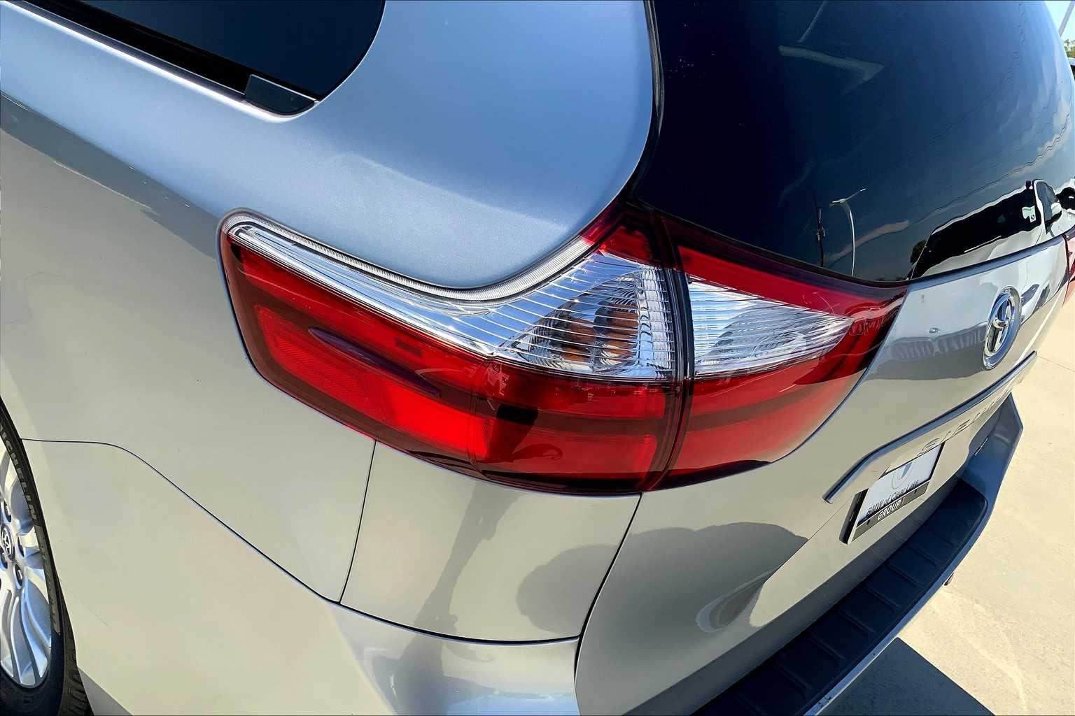 2017 Toyota Sienna XLE photo 27