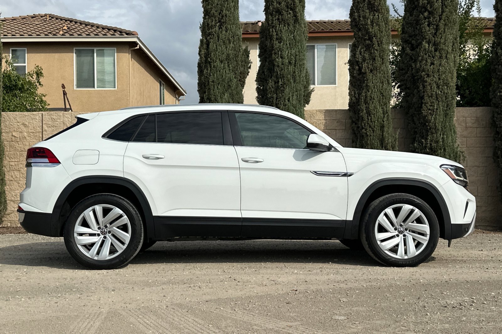 2022 Volkswagen Atlas Cross Sport V6 SE Technology photo 2