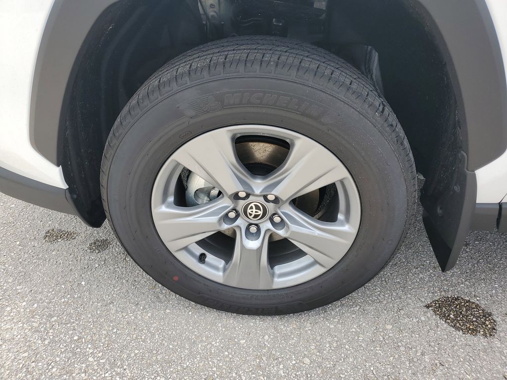 2025 Toyota RAV4 Hybrid XLE photo 8