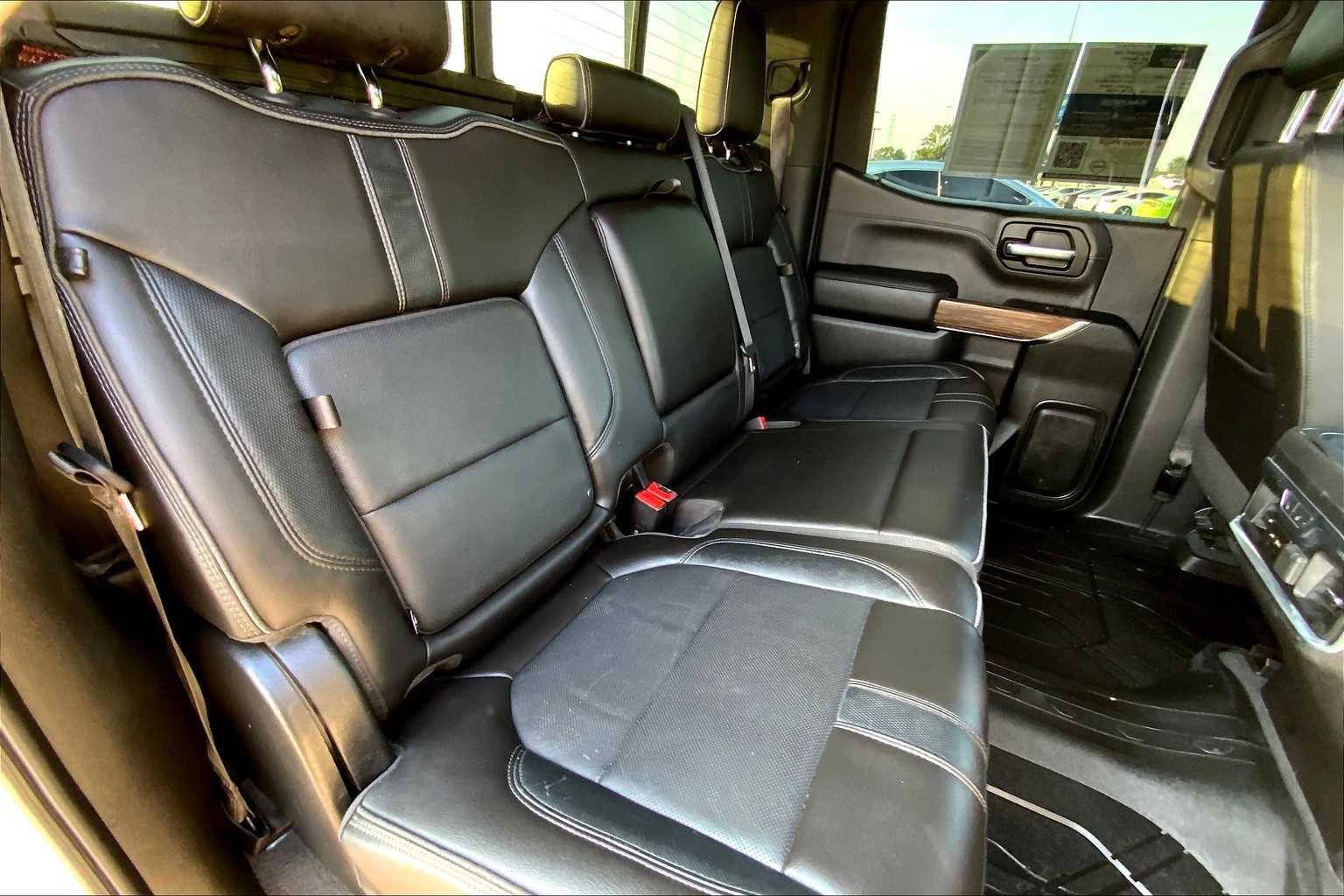 2019 Chevrolet Silverado 1500 High Country photo 18