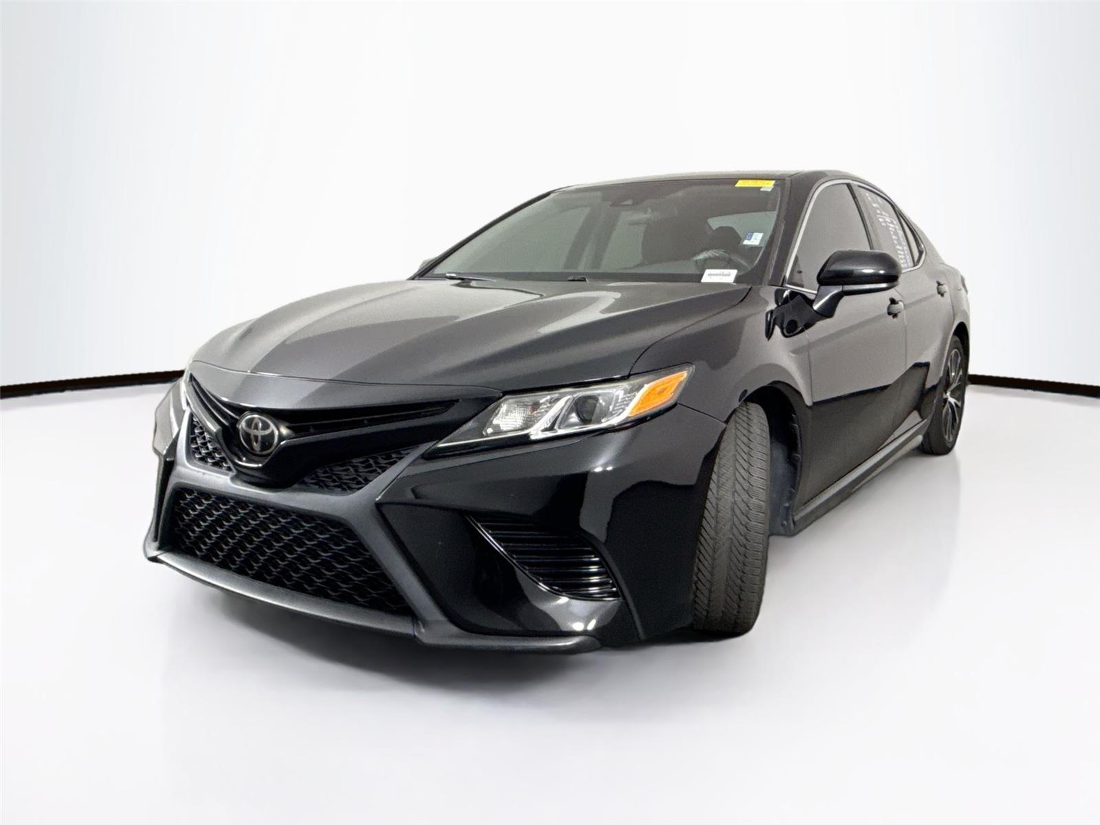 2019 Toyota Camry SE XLE photo 2