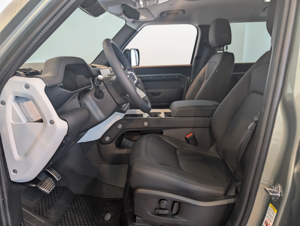 2025 Land Rover Defender 110 S photo 12