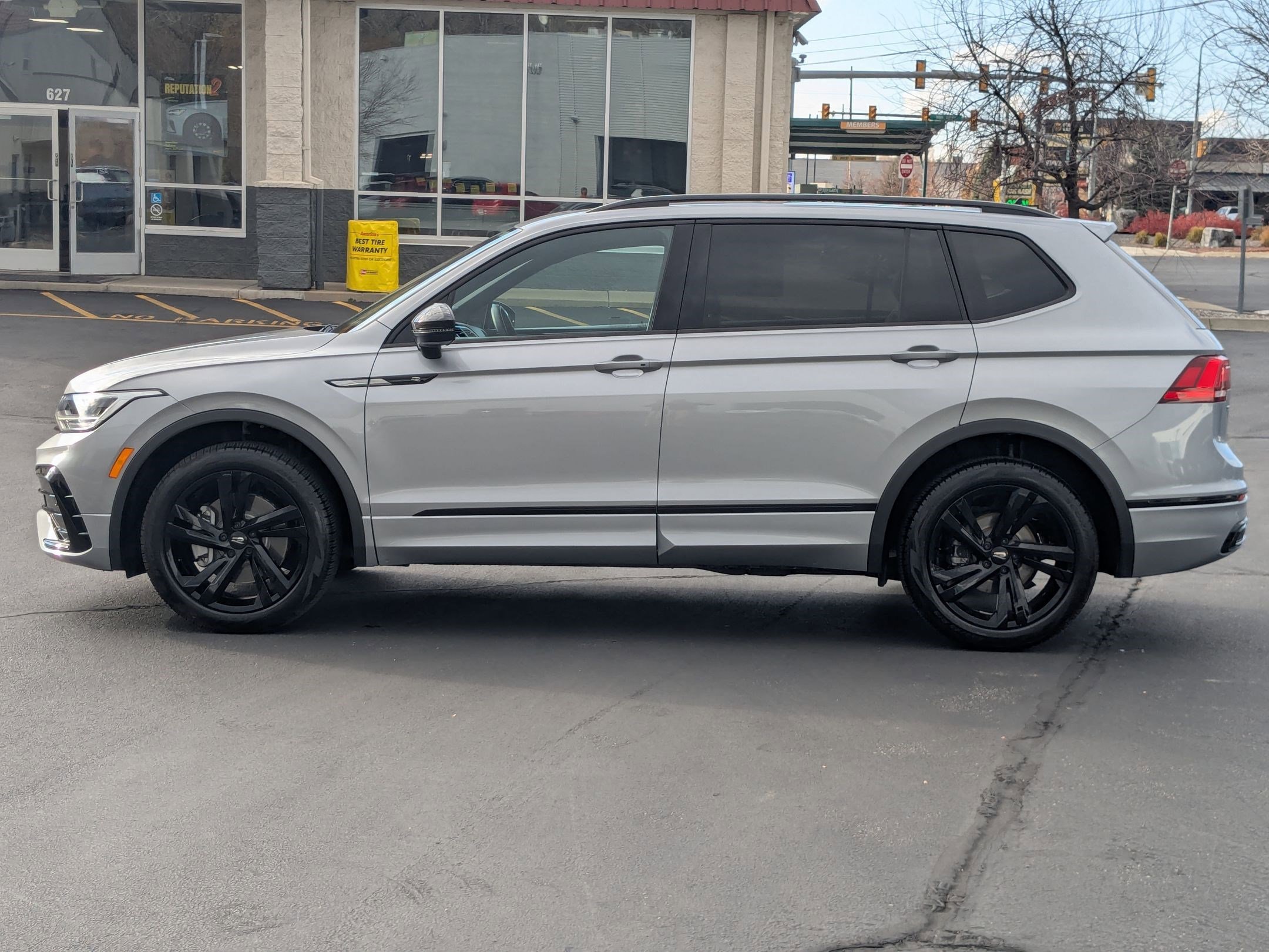 2023 Volkswagen Tiguan SE R-Line Black photo 4