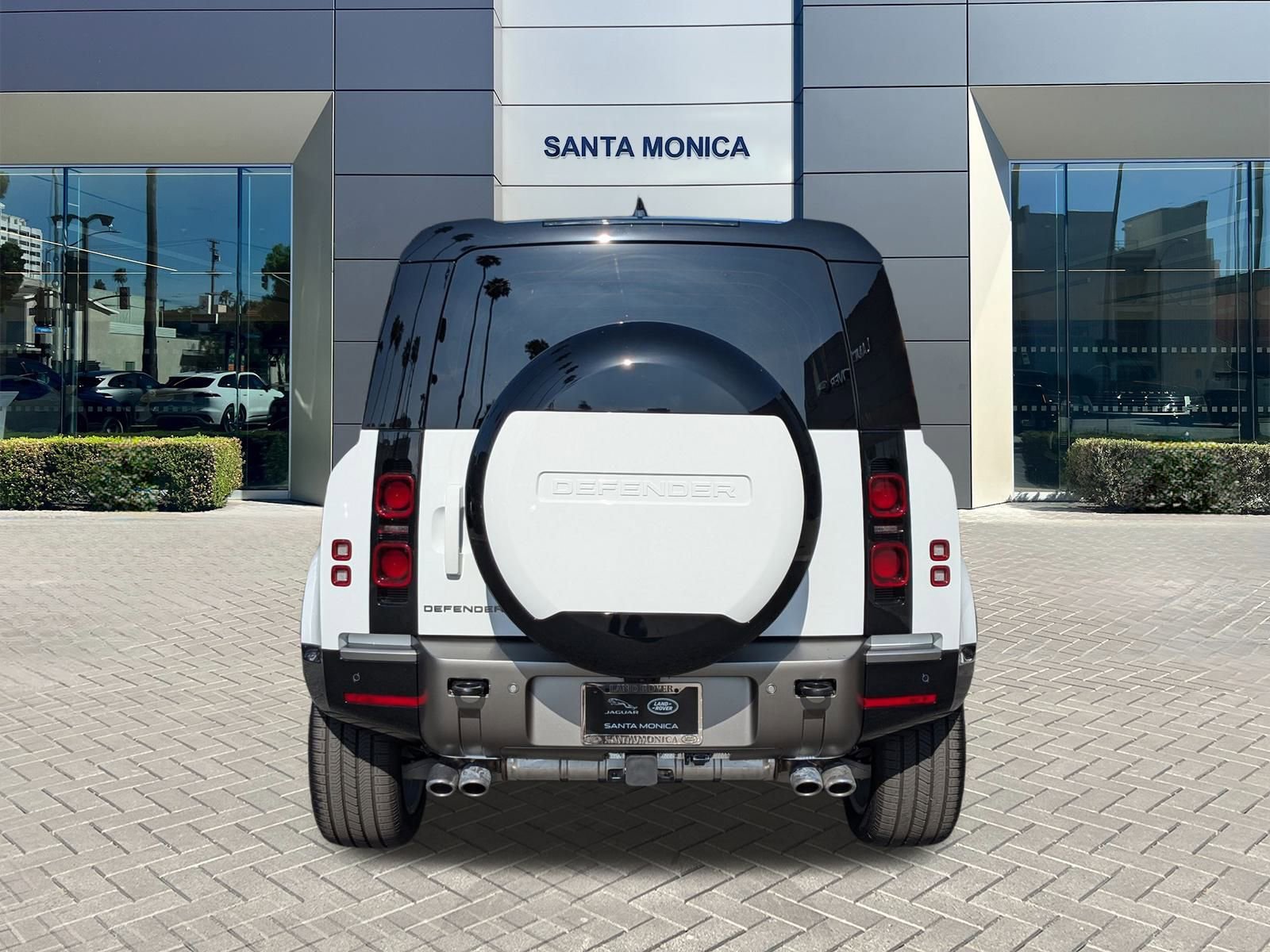 2025 Land Rover Defender 110 X-Dynamic SE photo 8