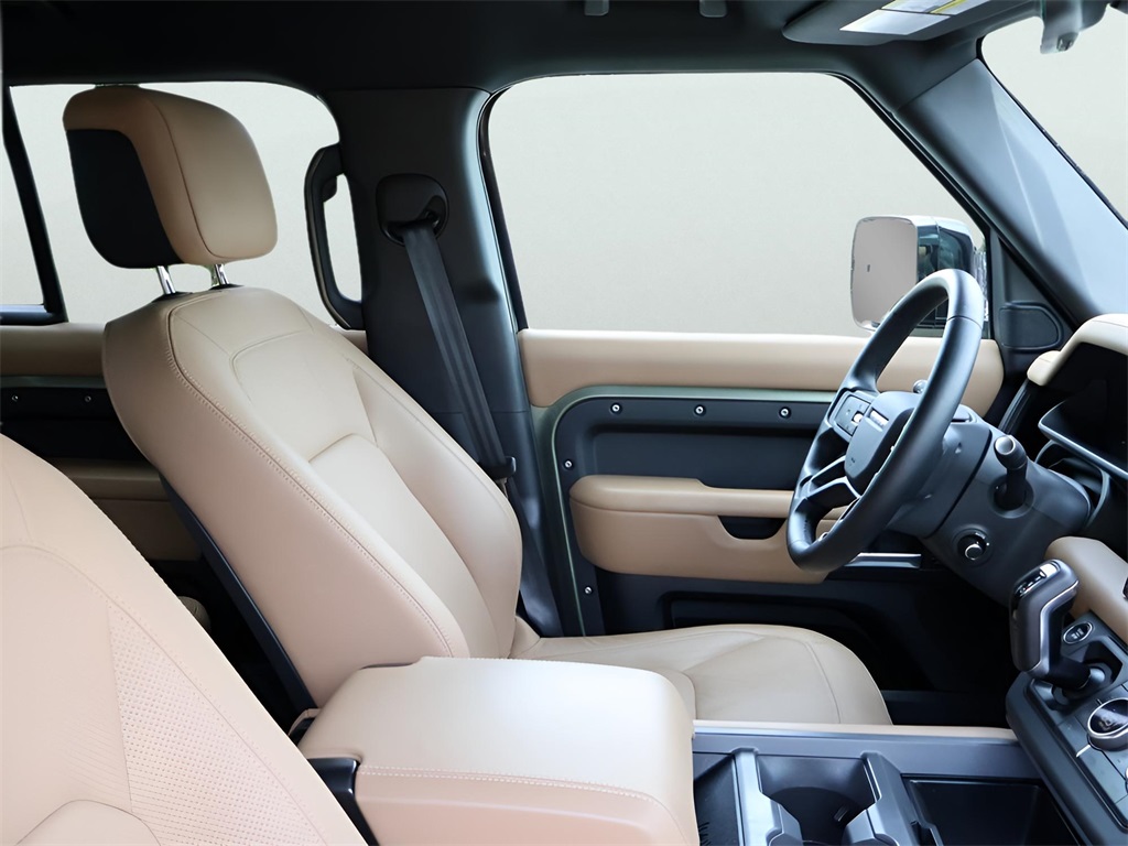2025 Land Rover Defender 110 S photo 9