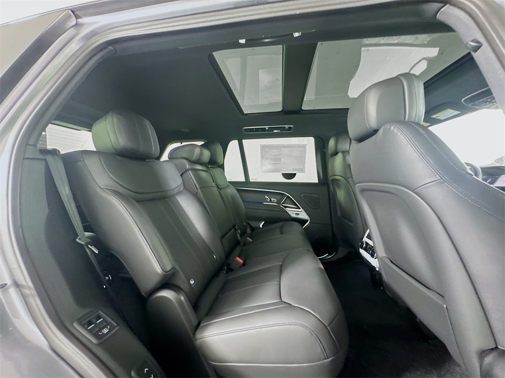 2025 Land Rover Range Rover SE photo 22