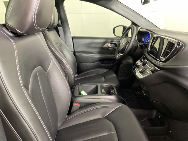 2026 Chrysler Pacifica photo 13