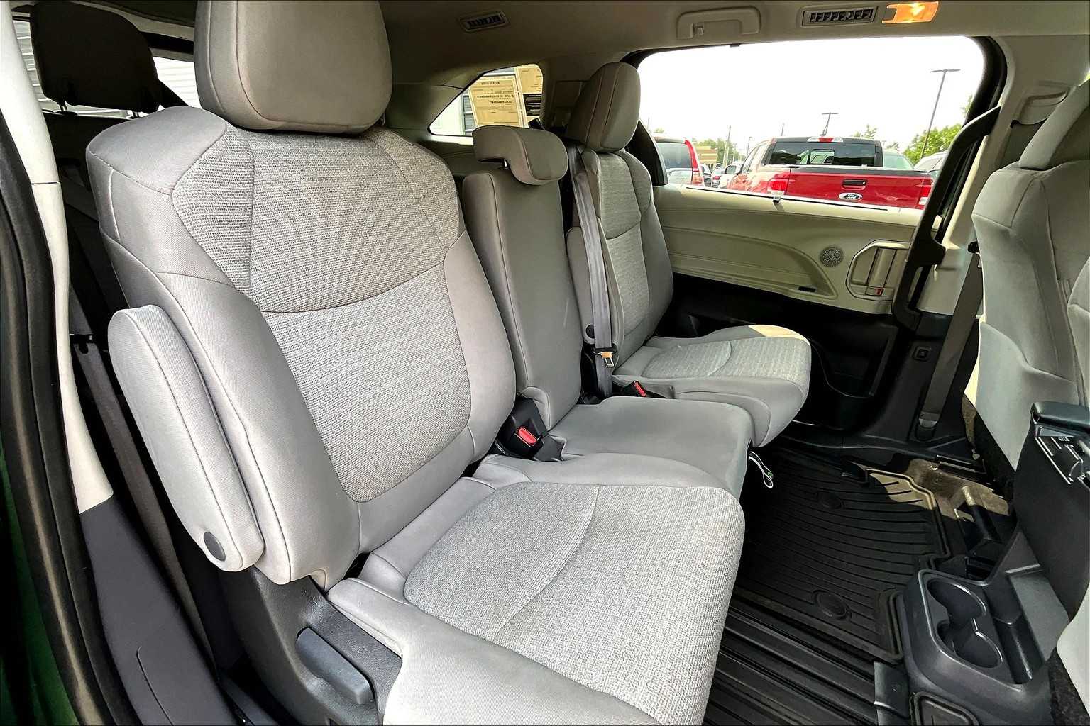 2024 Toyota Sienna LE photo 18