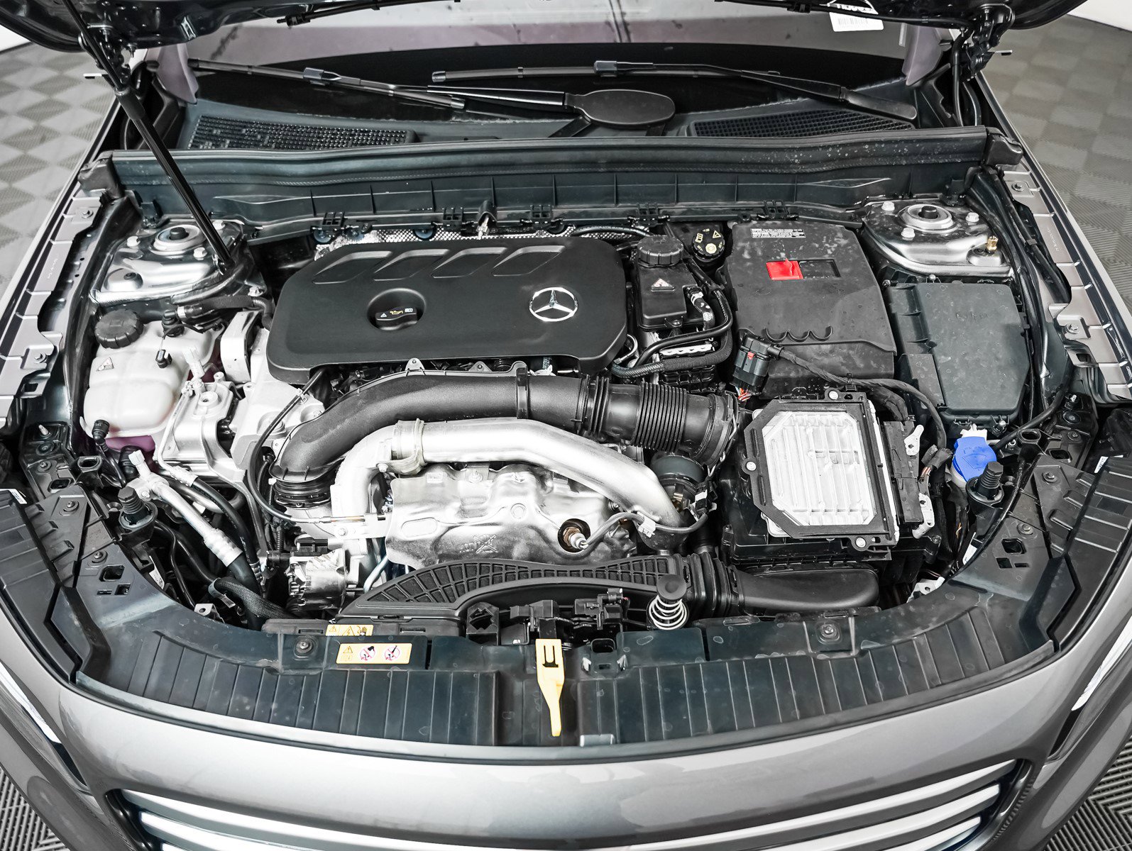 2025 Mercedes Benz GLB 250 photo 3