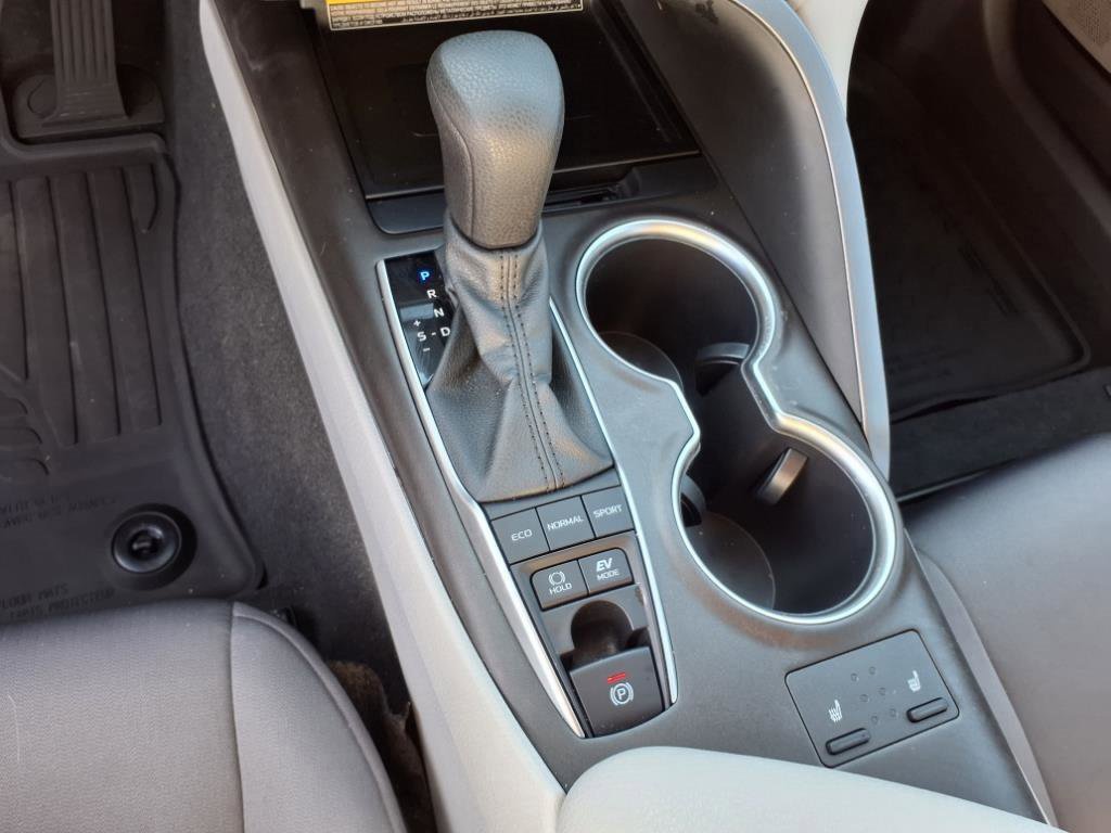 2021 Toyota Camry Hybrid LE photo 12
